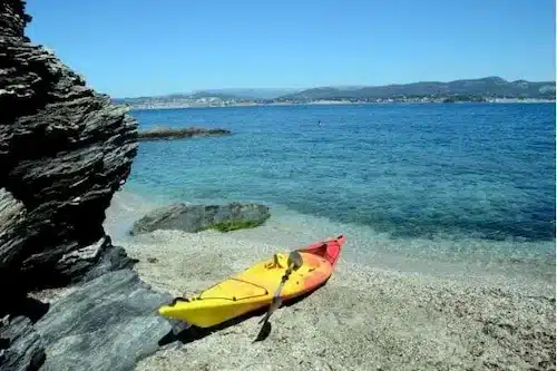 Canoe Kayak à six fours les plages au bord de la mer méditerranée 