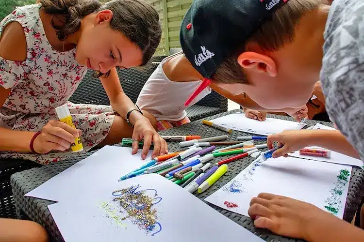 Activité coloriage pour les enfants au camping à Six fours les plages