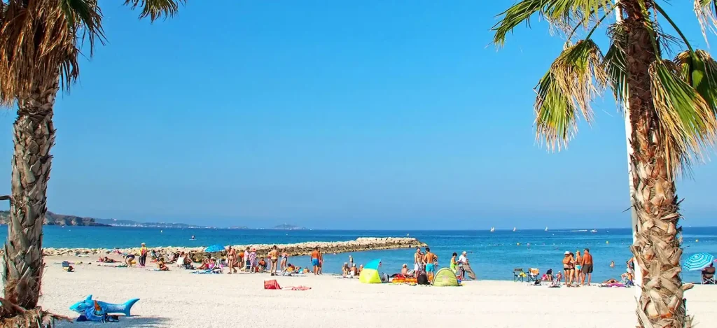 La plage de bonnegrâce près du camping les playes