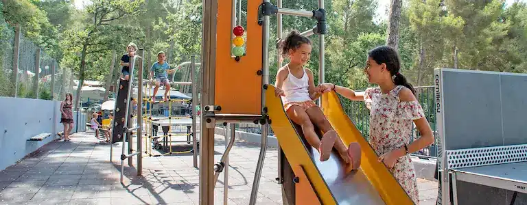 Toboggan de l'aire de jeu du camping les playes dans le var